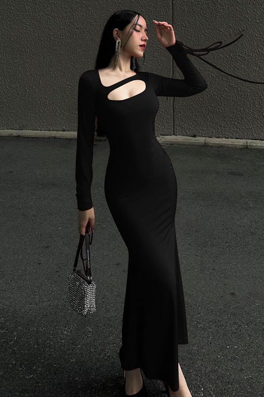 Long-sleeved pleated hollow backless dress