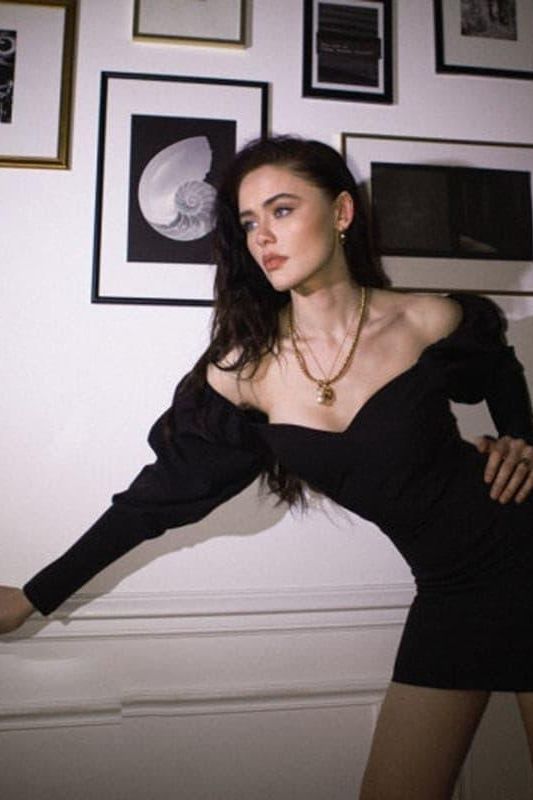 Puff sleeves red high-waisted dress